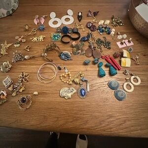 Vintage Jewelry-lots of pieces